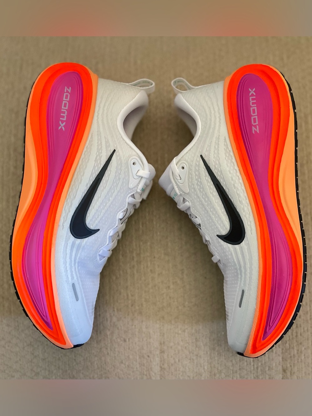 Size 10.5w / 9m - Nike Vomero Plus White Fire Pink HV8154-104 Unisex BRAND NEW - Picture 4 of 11
